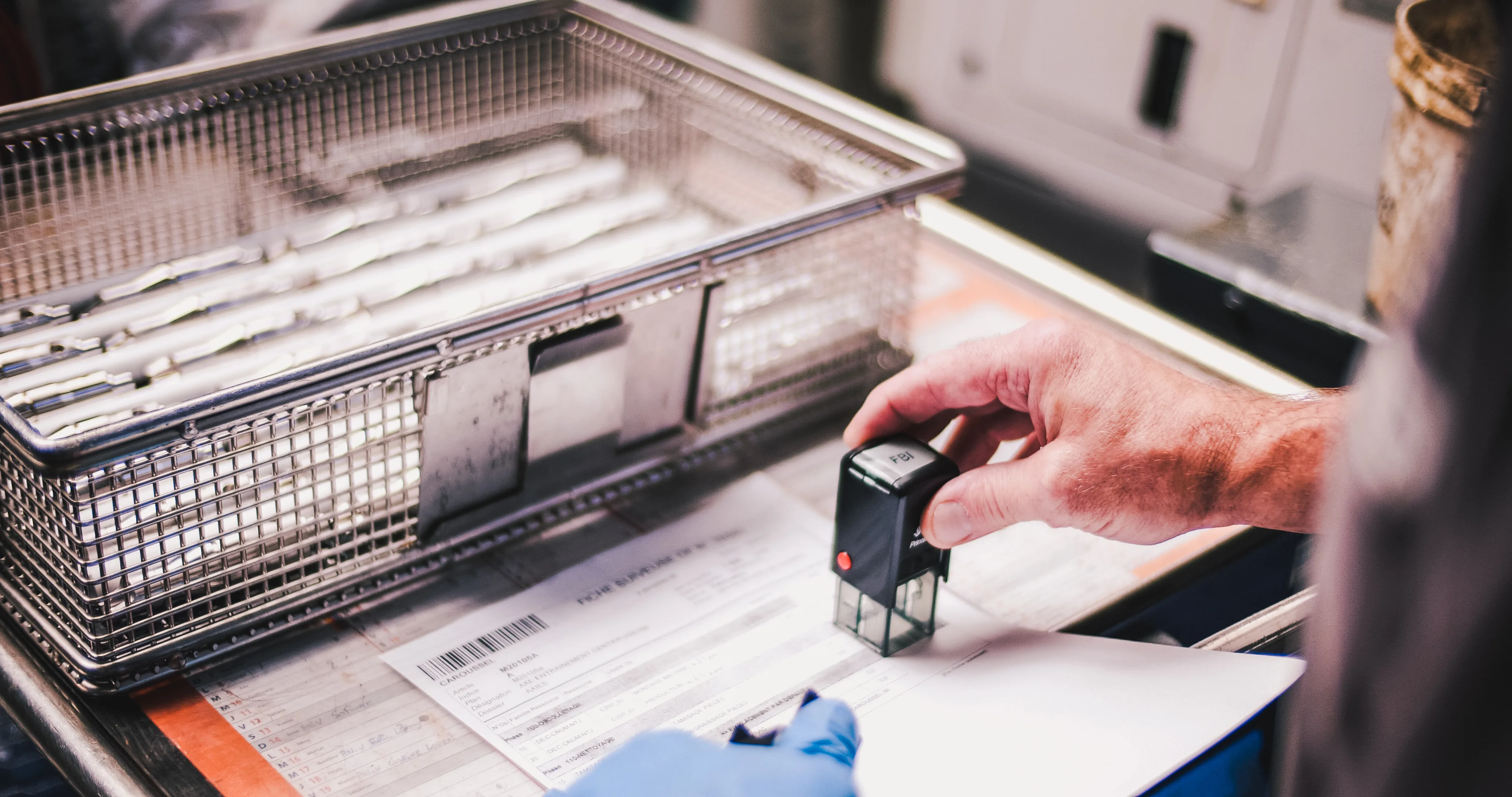 Scan d’une étiquette de traçabilité sur un document de production