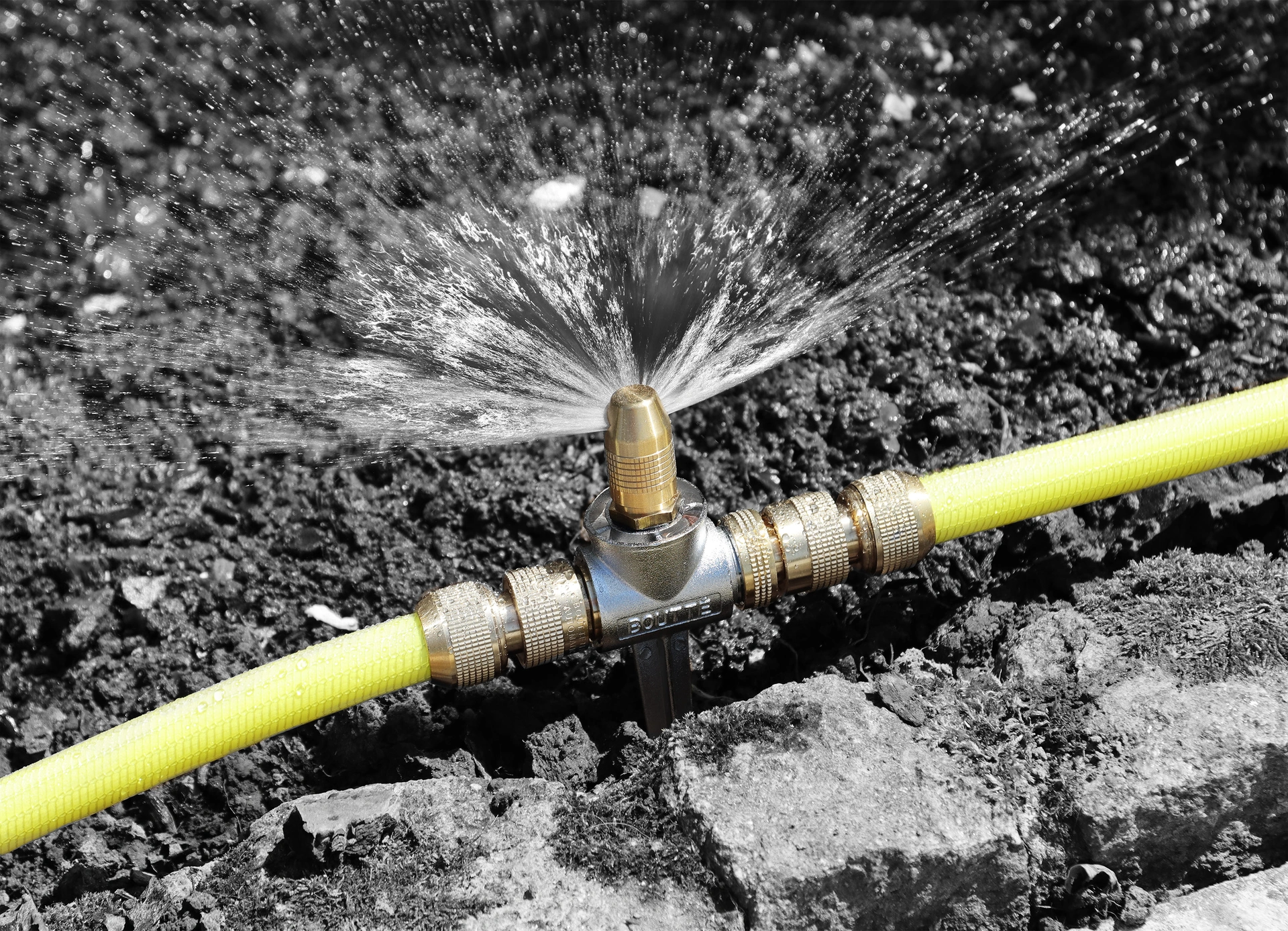 Robinet Boutté remplissant un arrosoir pour les solutions d’arrosage