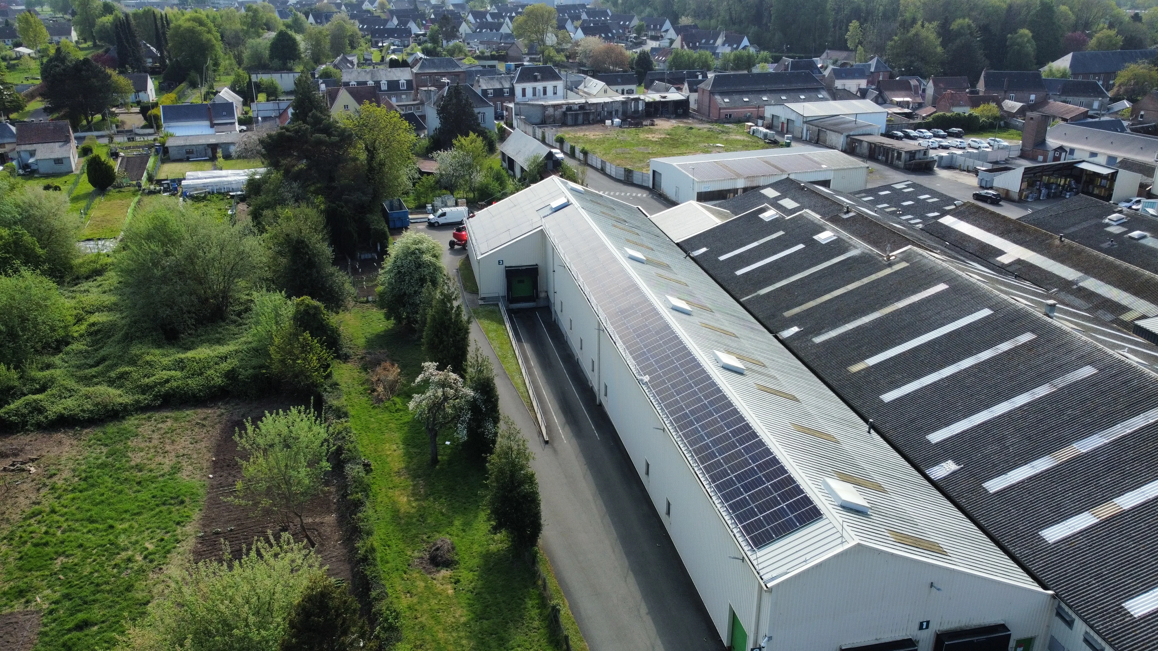 Vue aérienne des bâtiments BOUTTÉ équipés de panneaux photovoltaïques