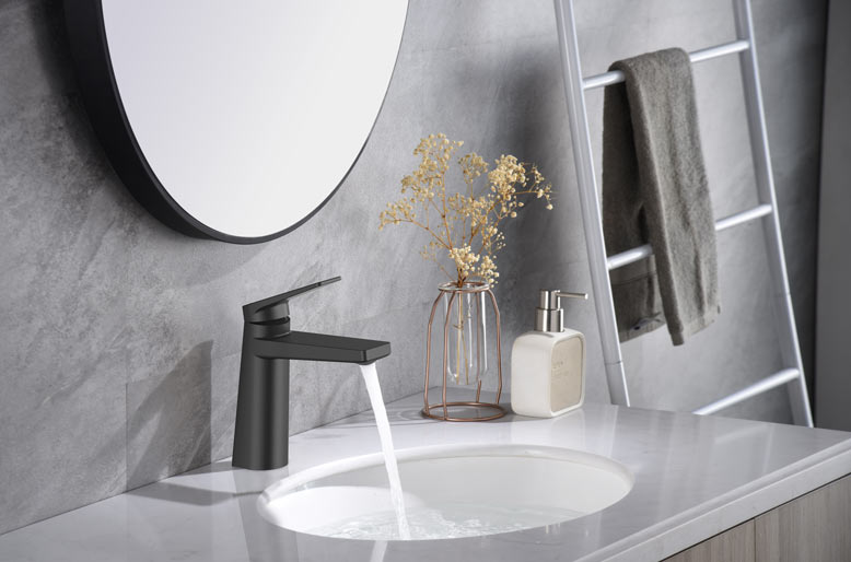 Mitigeur noire de salle de bain Boutté.