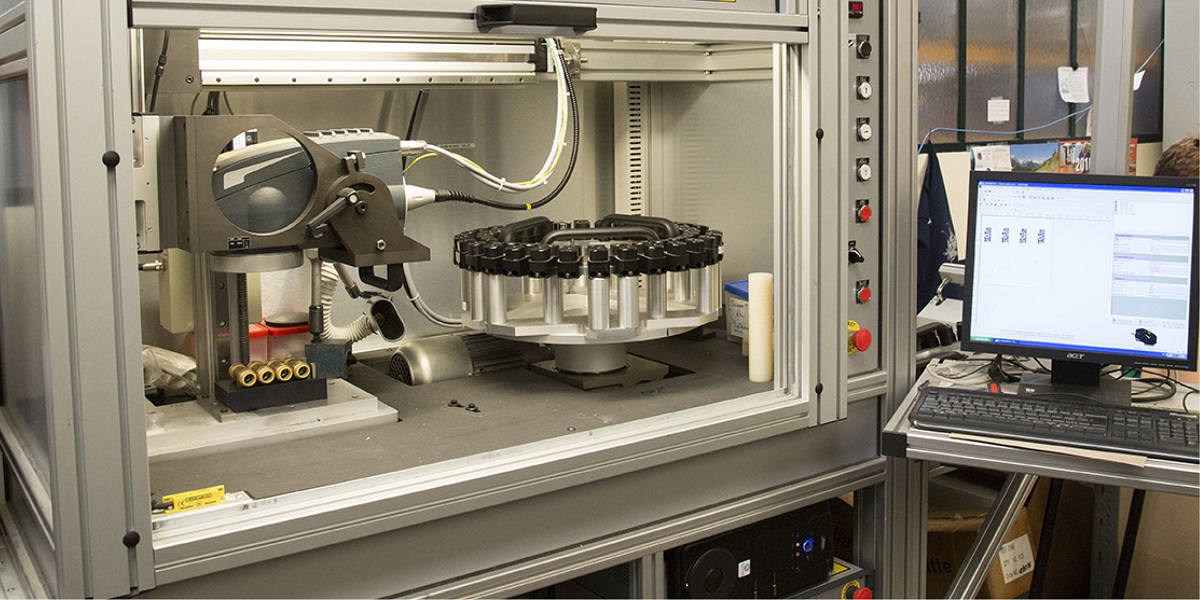 Après décolletage, les pièces décolletées peuvent être marquées et/ou personnalisées grâce à la machine laser, programmée par le BE.