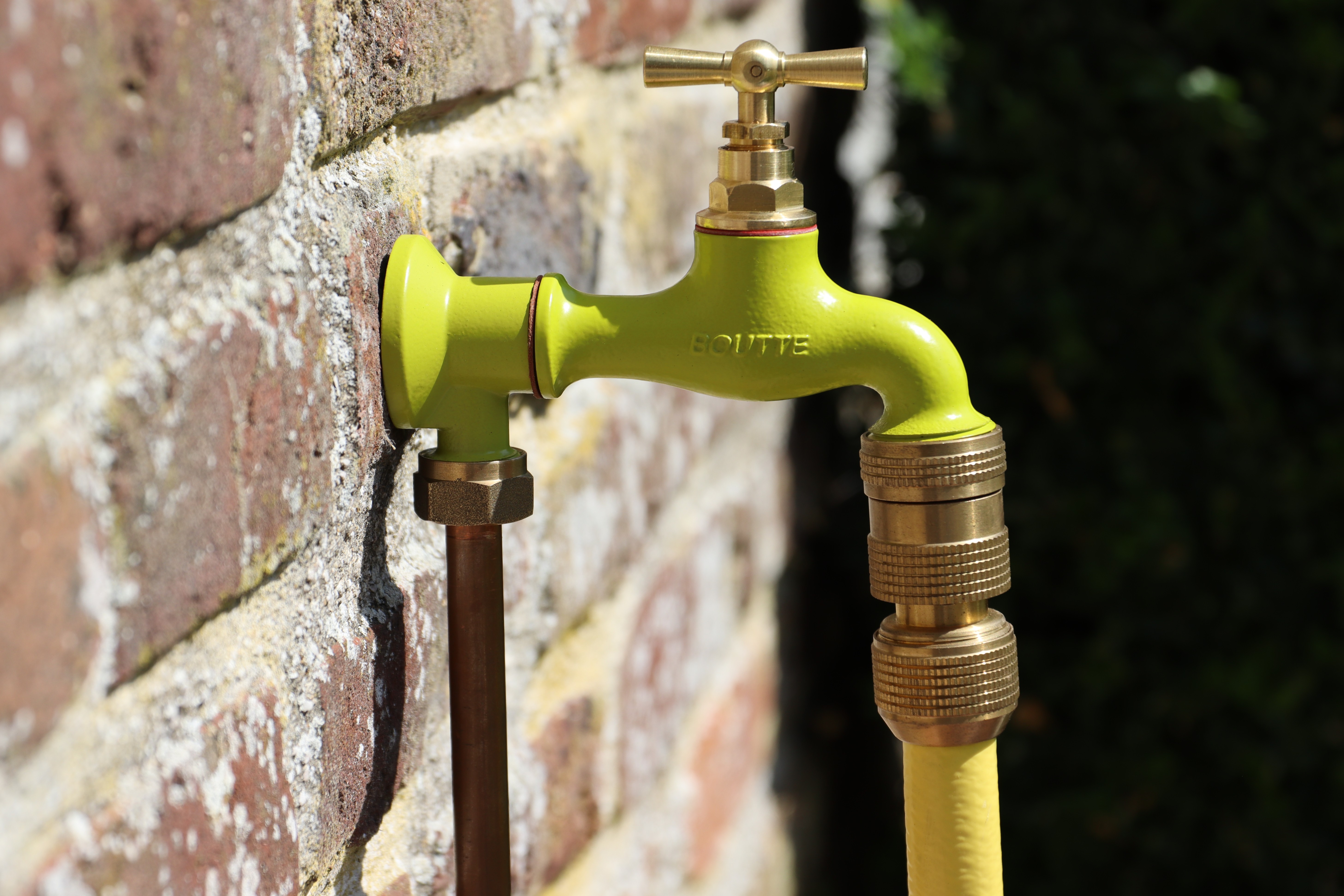 BOUTTÉ enrichit sa gamme d'arrosage avec 7 nouveaux raccords automatiques colorés pour sublimer les extérieurs